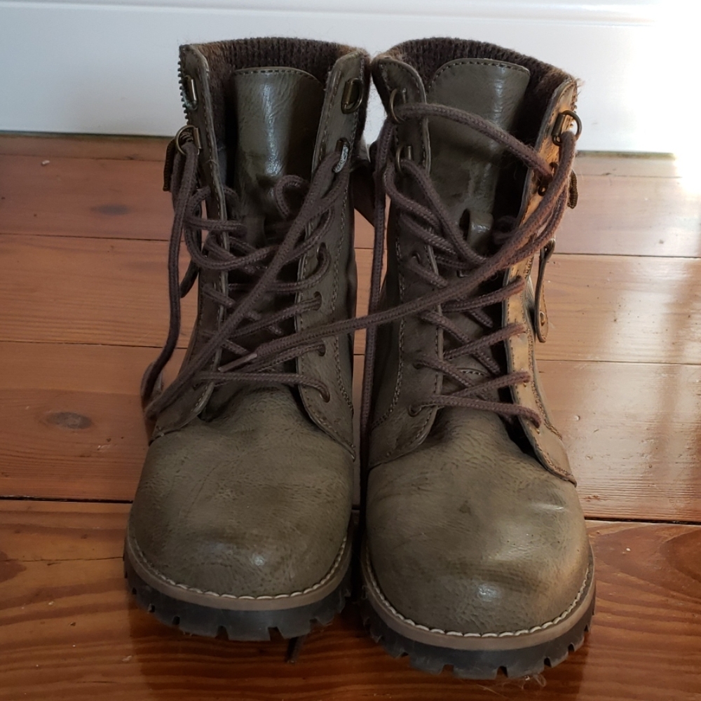 Olive green women's ankle length boots, size 7